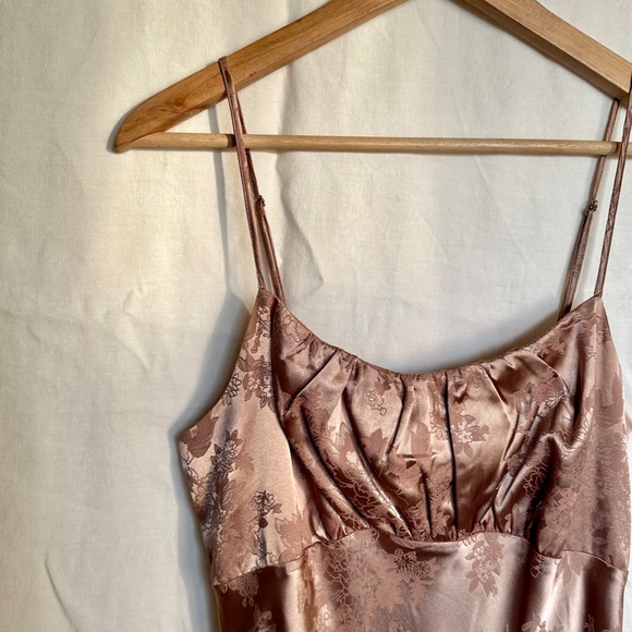 Elegant Pink Satin Dress - Picture 8 of 9